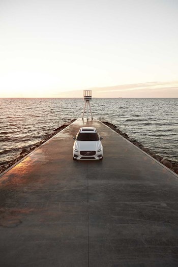 265674 XC60 Recharge R Design In Crystal White Pearl