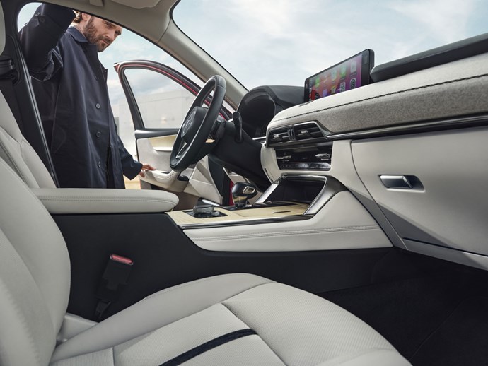 2025 CX 60 IPM1 Sideshot 08