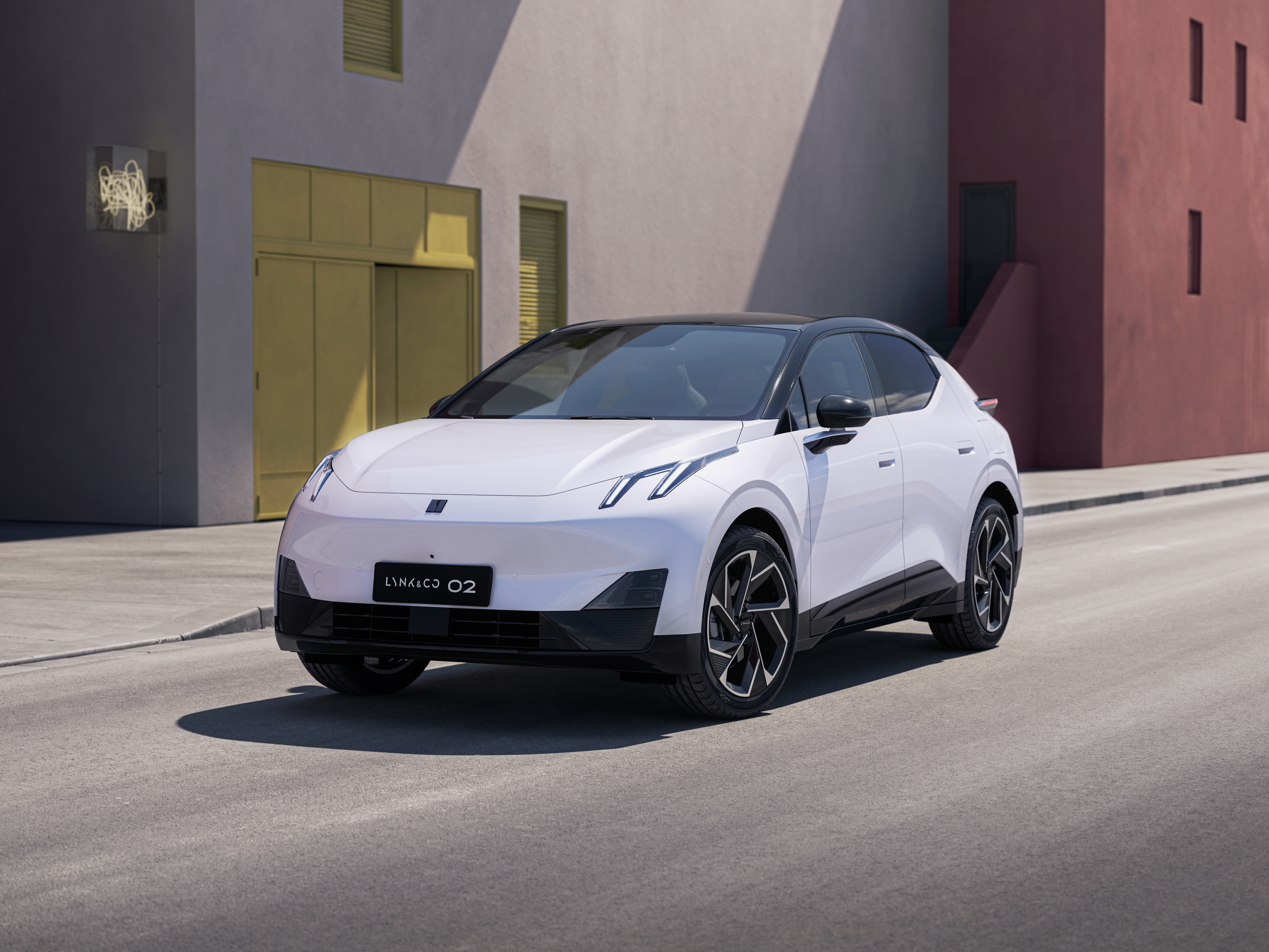 007 E335 Front 45 HIGH CRYSTALWHITE